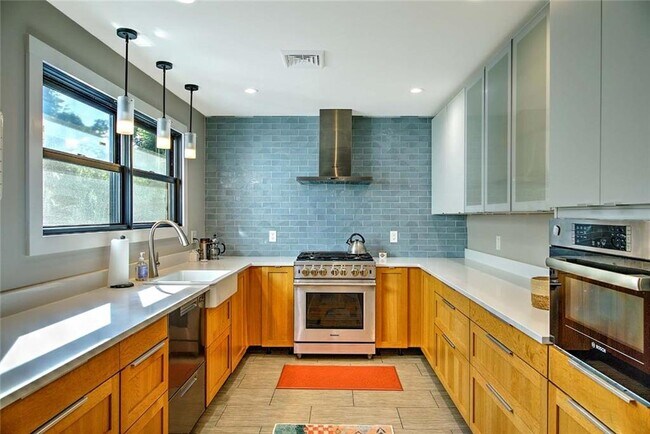 Building Photo - 151 Chace Ave