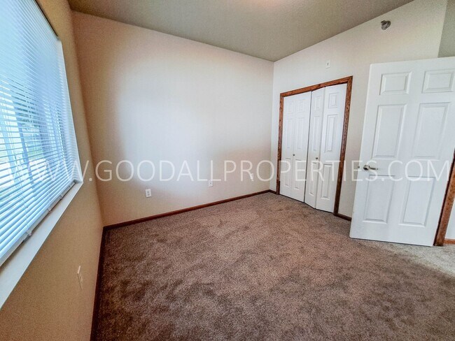 Building Photo - Rent Reduced! 2-Bedroom, 2-Bath Condo in Johnston with Detached Garage