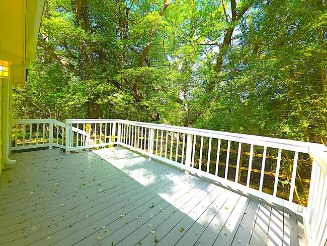 Building Photo - Welcome to this charming 3 bedroom, 2 bath...