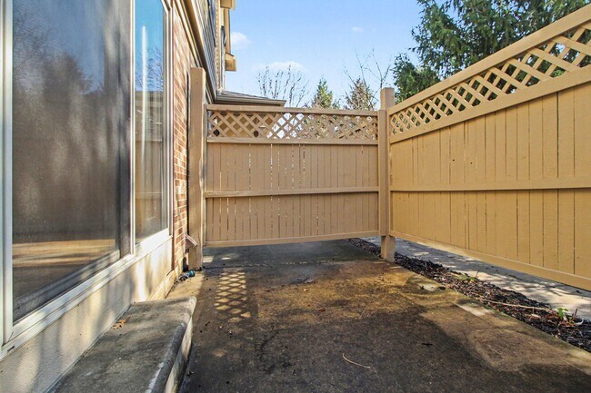 Building Photo - 125 Commons Cir