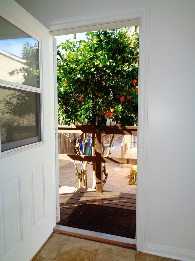Building Photo - 2 Bedroom 1 Bath Remodeled House for Rent ...