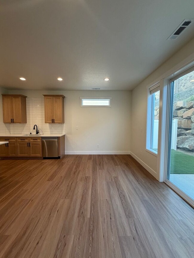 Building Photo - Gorgeous, Brand New 3 bed, 2.5 ba- Southridge Location!