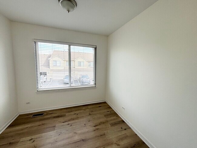 Building Photo - 652 Lincoln Station Dr