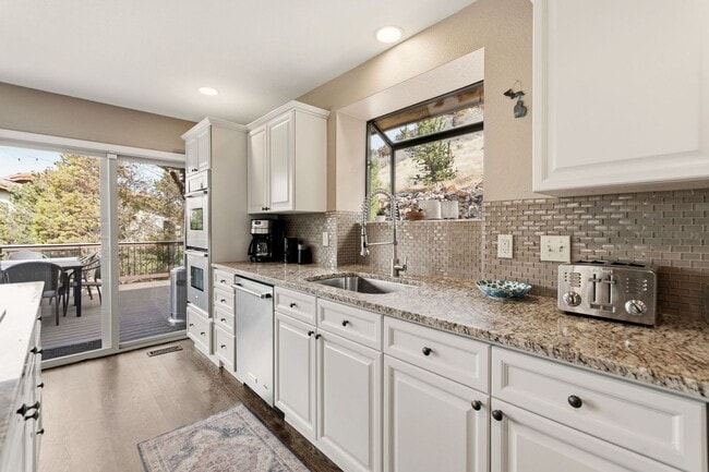 Building Photo - Stunning Fully Furnished Home in Roxborough Park!