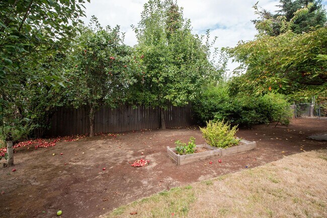 Building Photo - 956 NW Donelson St