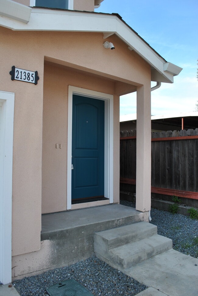 Entry - 21385 Locust St