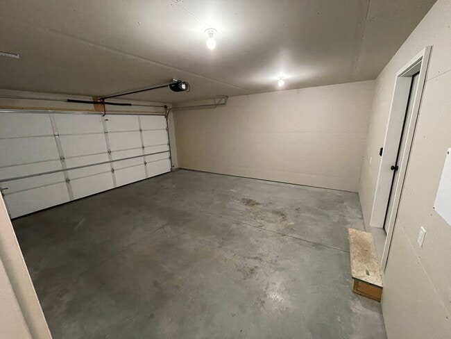 Building Photo - 3 bed 2.5 bath home rental