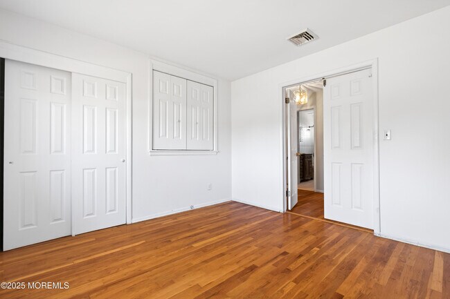 Building Photo - 150 Cloverdale Cir