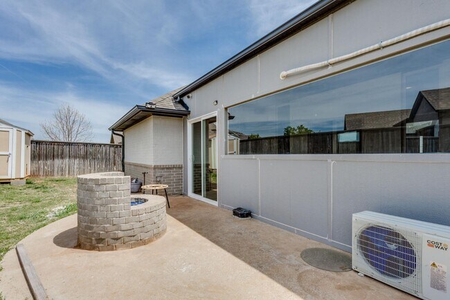 Building Photo - 2125 Heavenly Dr