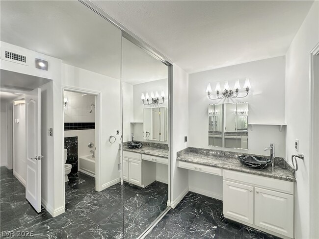 Building Photo - 730 S Royal Crest Cir