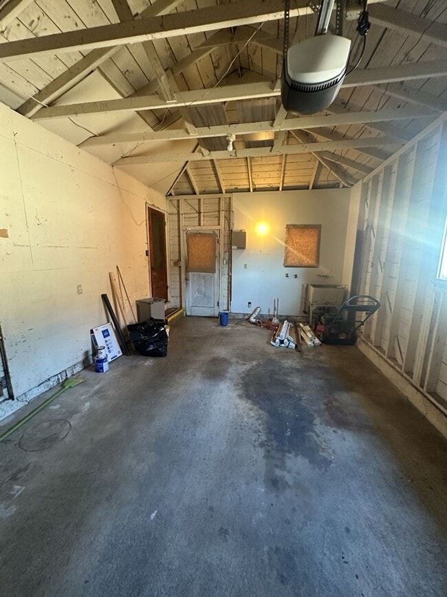 Building Photo - Quaint Three Bedroom Home in Vancouver!
