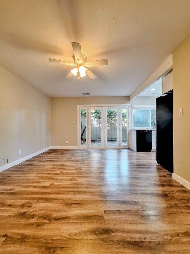 Building Photo - Beautiful & Spacious 3bd Townhouse w/Detached Garage