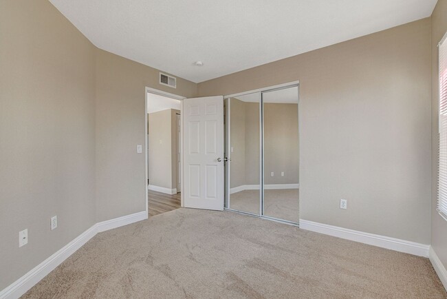 Building Photo - CHARMING 3BEDROOM CONDO IN 89156