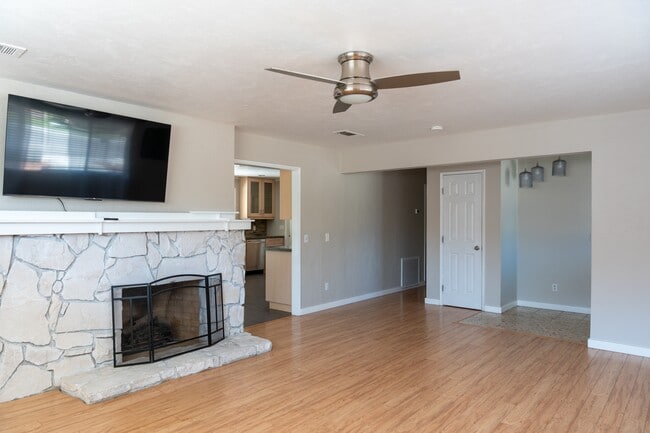 Building Photo - 3339 W Cambridge Ave