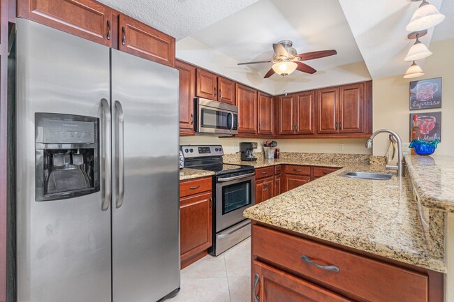 Building Photo - Stunning Oceanfront Furnished Condo in Des...