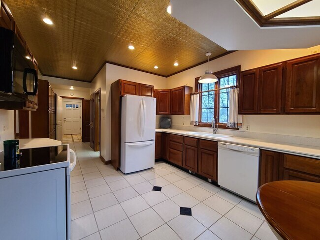 Building Photo - Charming 3-Bedroom, 2-Bathroom Home in South Haven, MI