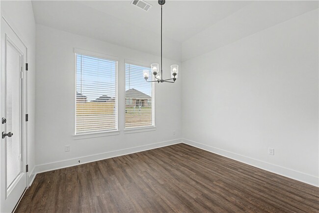 Building Photo - 512 W Canada Dr