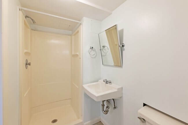 Building Photo - 4BR 3.5 BA Chevy Chase Gem is Move-in Read...