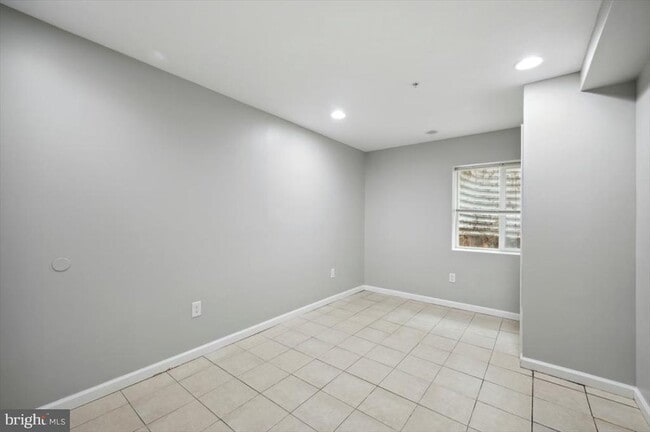 Building Photo - 528 S 13th St