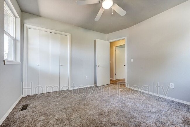 Building Photo - 606 Oak Creek Dr