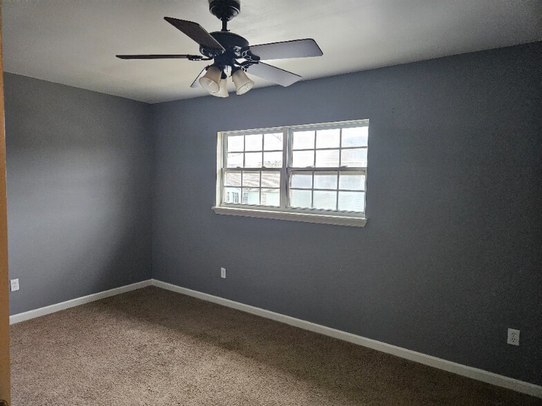 Building Photo - 1903 Rosary Dr