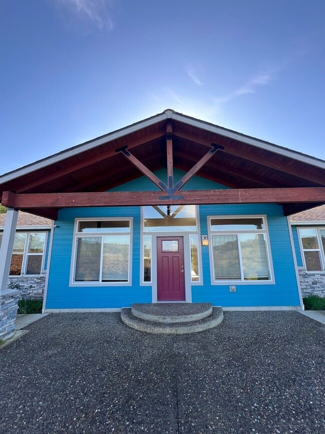 Building Photo - Beautiful Hilltop Country Home with Stunning Views