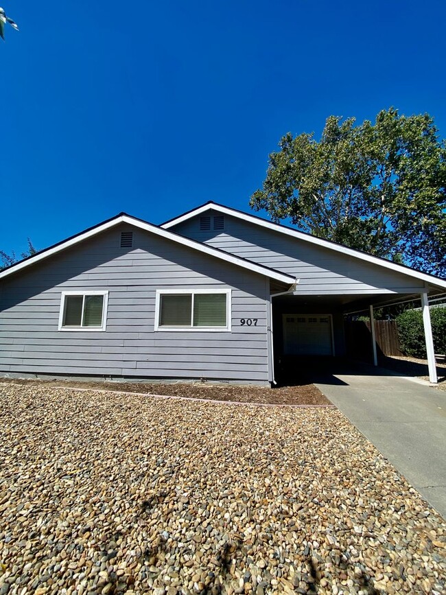 Building Photo - Cute and Cozy Updated 3 bedroom Home