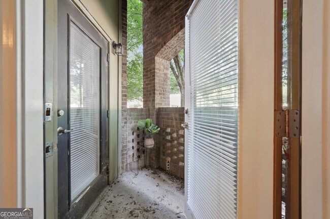 Building Photo - 898 Oak St SW