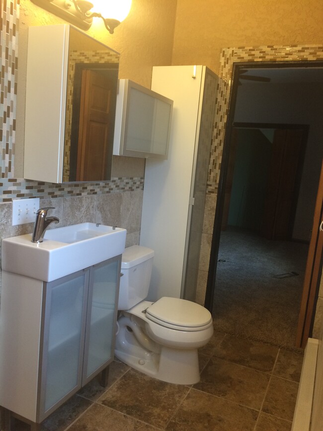 Bathroom with 2nd door to 1st bedroom - 3517 19th Ave S