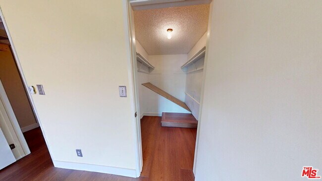 Building Photo - 10757 Hortense St