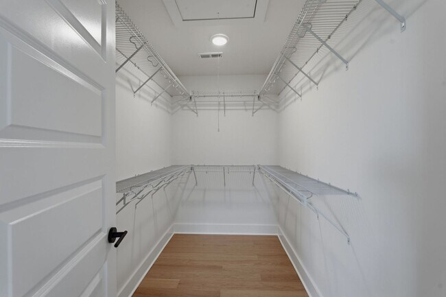 Building Photo - Spacious 5-Bedroom with Fenced Yard & Modern Amenities