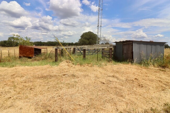 Building Photo - FOR LEASE in Brock ISD!! Updated 3 BR - 2 ...