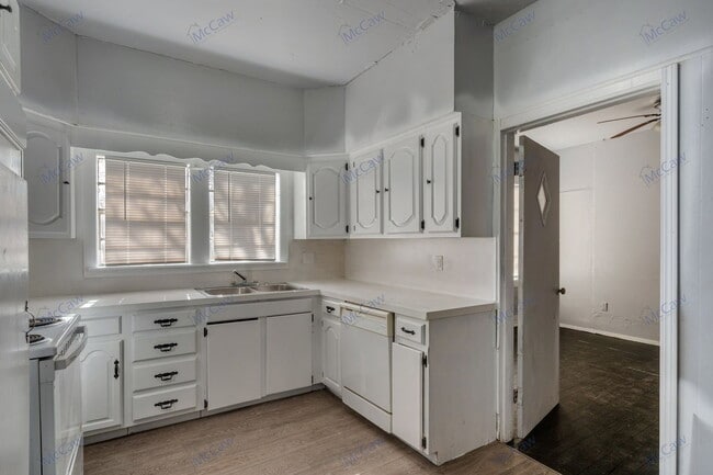 Building Photo - 1209 Gladiolus St