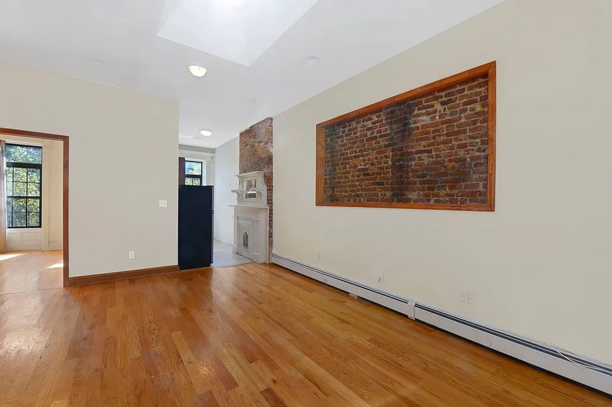 Building Photo - 751 Putnam Ave