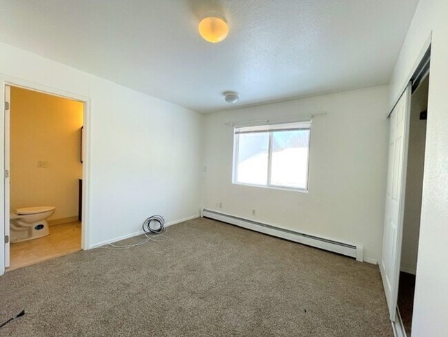 Building Photo - RARE FIND! Spacious and bright three bedroom apartment in South Anchorage with in unit laundry, f...