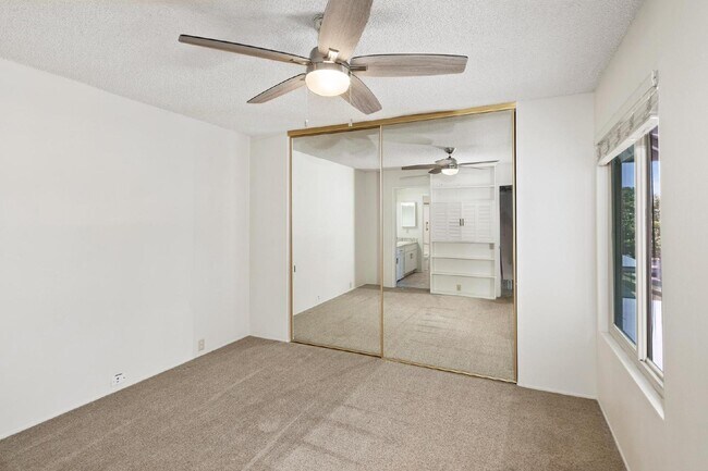 Building Photo - Stunning townhouse in La Jolla / North UTC area
