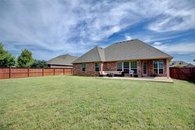 Building Photo - Large open 3 bed, 3 car Garage in The Highlands at Forest Ridge