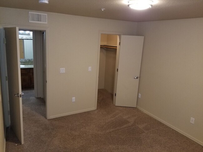 Building Photo - Upgraded West-Flagstaff Condo in the Arbors - 2 Bed, 2 Bath - NO Students & NO Pets! - Avail. NOW!!