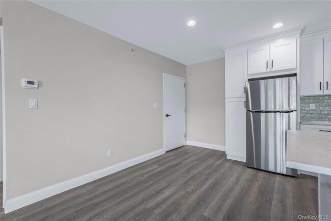 Building Photo - 110 School St