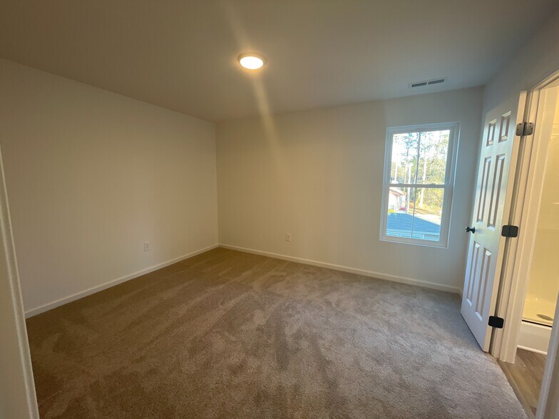 Building Photo - Room in House on Maplewood Dr