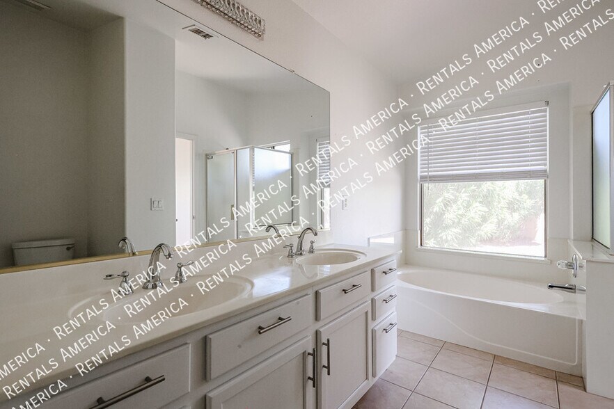 Building Photo - 568 E Sherri Dr