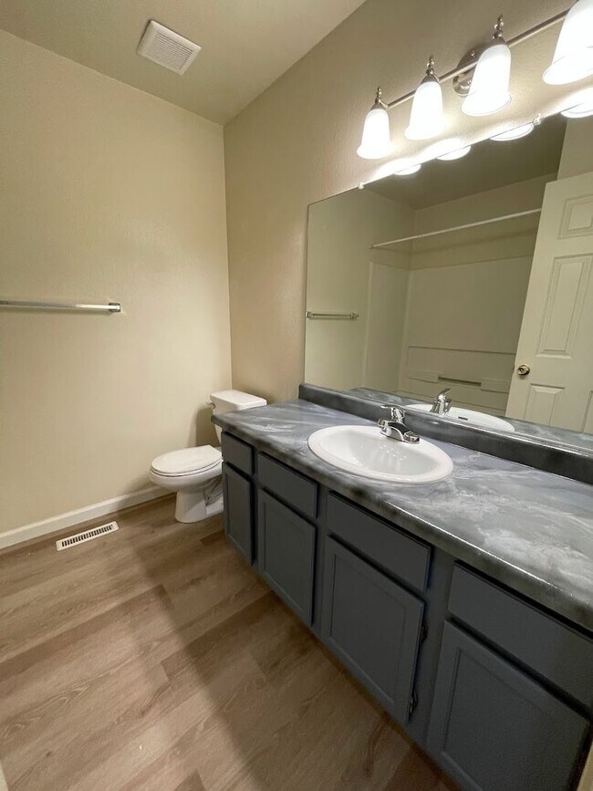 Building Photo - 3905 Pheasant Dr