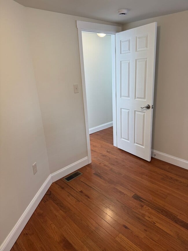Building Photo - 4 bedroom, 1.5 bath, half double house