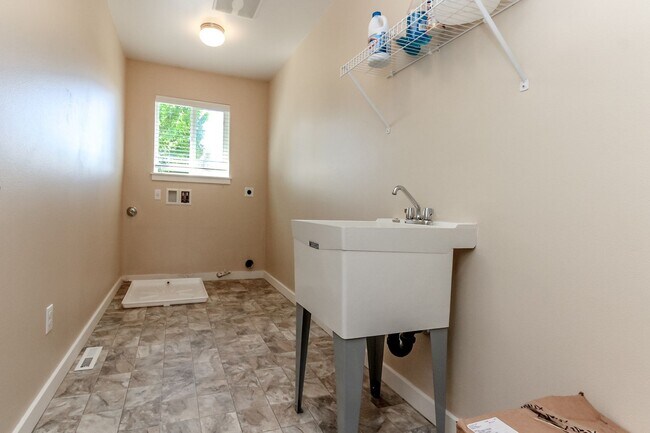 Building Photo - Beautiful Bell Hill Home in DuPont