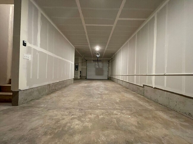 Building Photo - Modern 3-Bed, 2.5-Bath Home with Quartz Counters, Central A/C, and Prime Location!