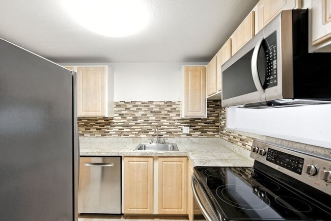 Building Photo - Kirkland Place Condominium