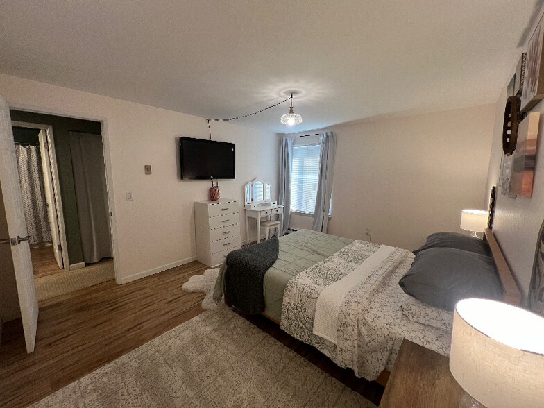 Building Photo - 6019 E 6th Ave