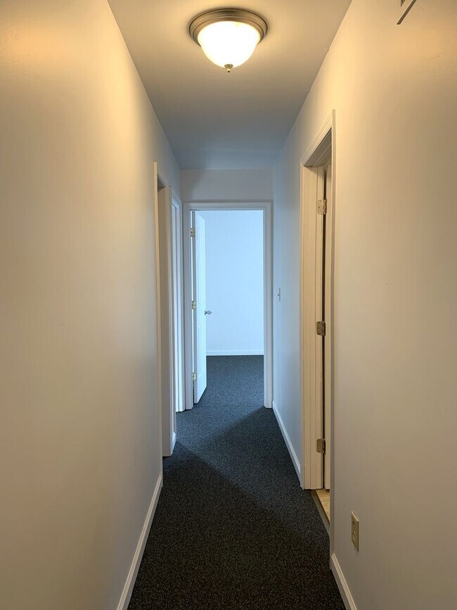 Building Photo - PERFECT COLLEGE RENTAL ONLY A HALF MILE FR...