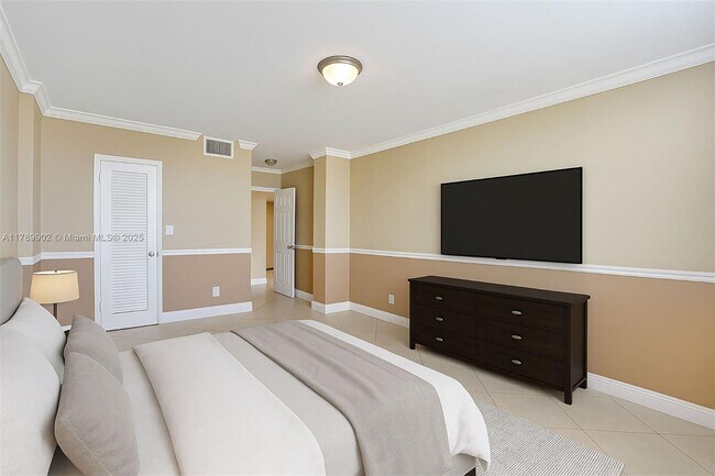 Building Photo - 1455 N Treasure Dr