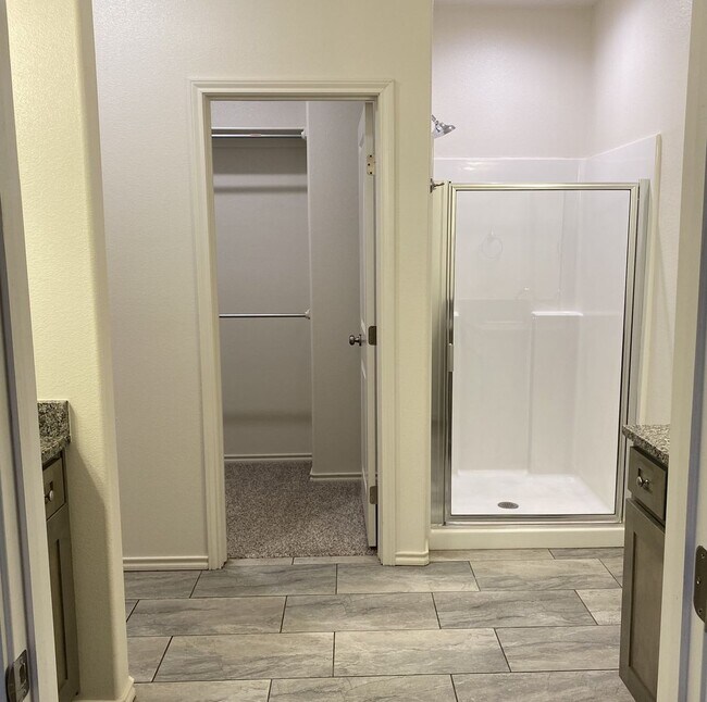 Building Photo - **BEAUTIFUL LINCOLN 16 CONDO**